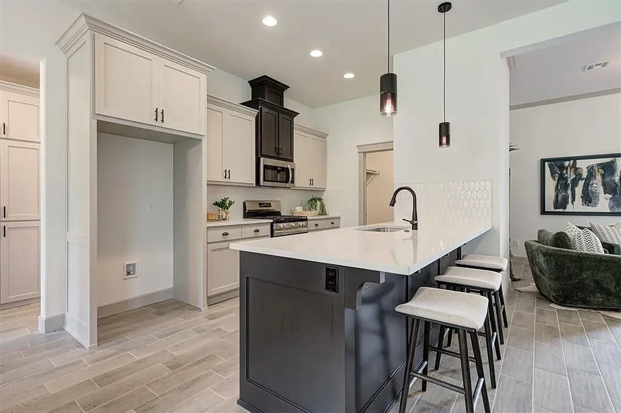 3105 Pescara Drive - Photo 4 of 12