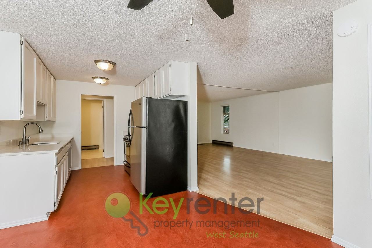 2210 Ne 92nd St #302 - Photo 5 of 17