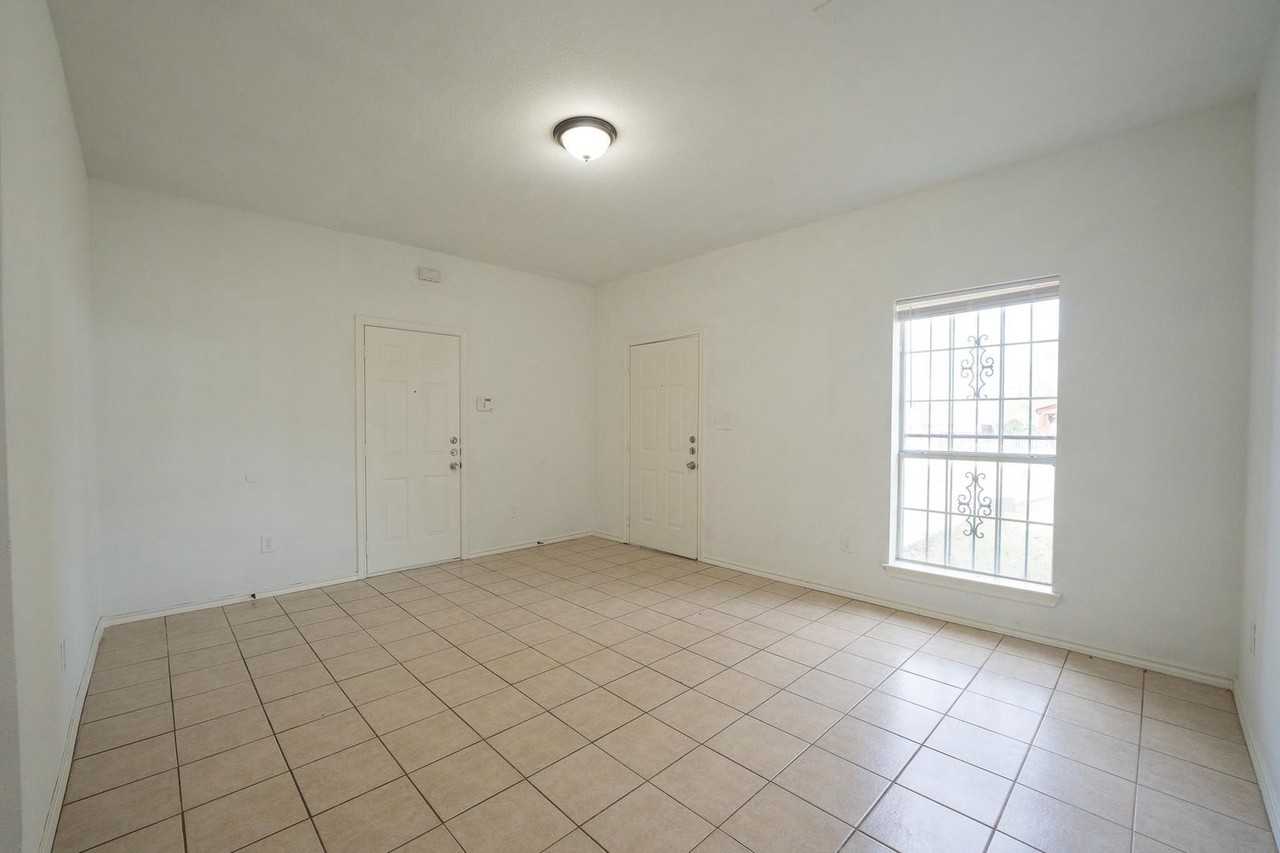 1302 Hendricks Ave - Photo 3 of 11
