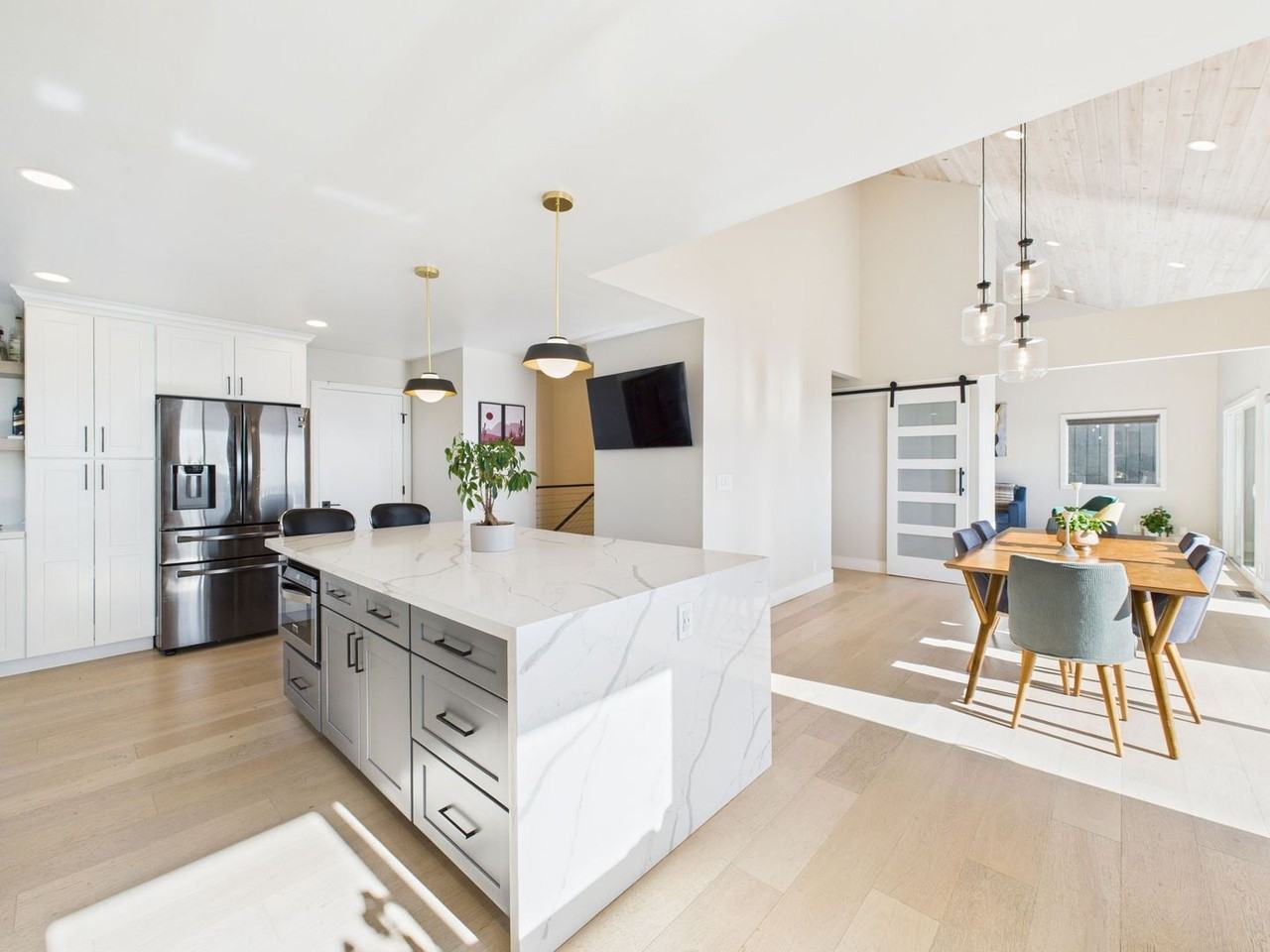 3325 Brunell Dr - Photo 2 of 37