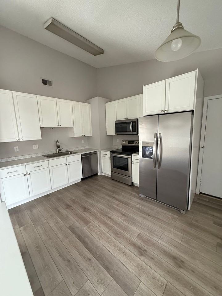 1441 E Crossing Ln - Photo 3 of 14