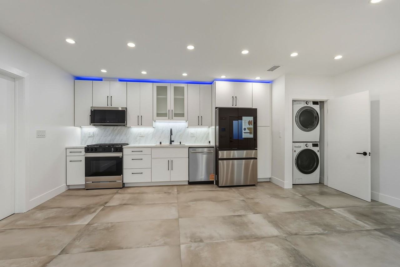 22257 Wyandotte St - Photo 4 of 26