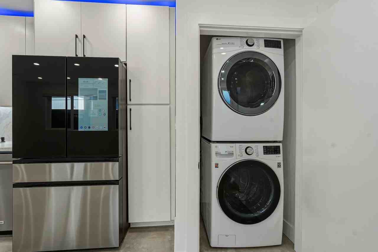 22257 Wyandotte St - Photo 5 of 26