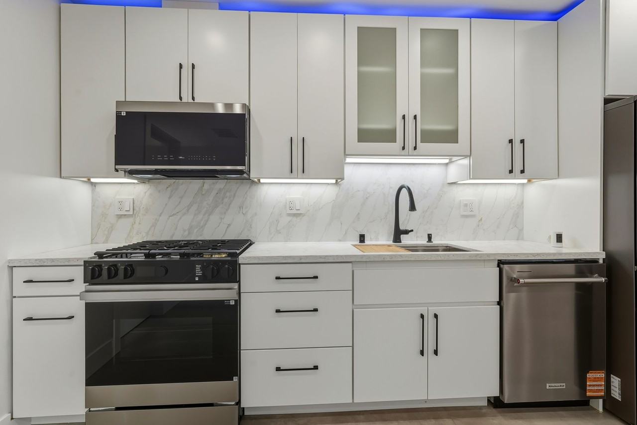 22257 Wyandotte St - Photo 6 of 26