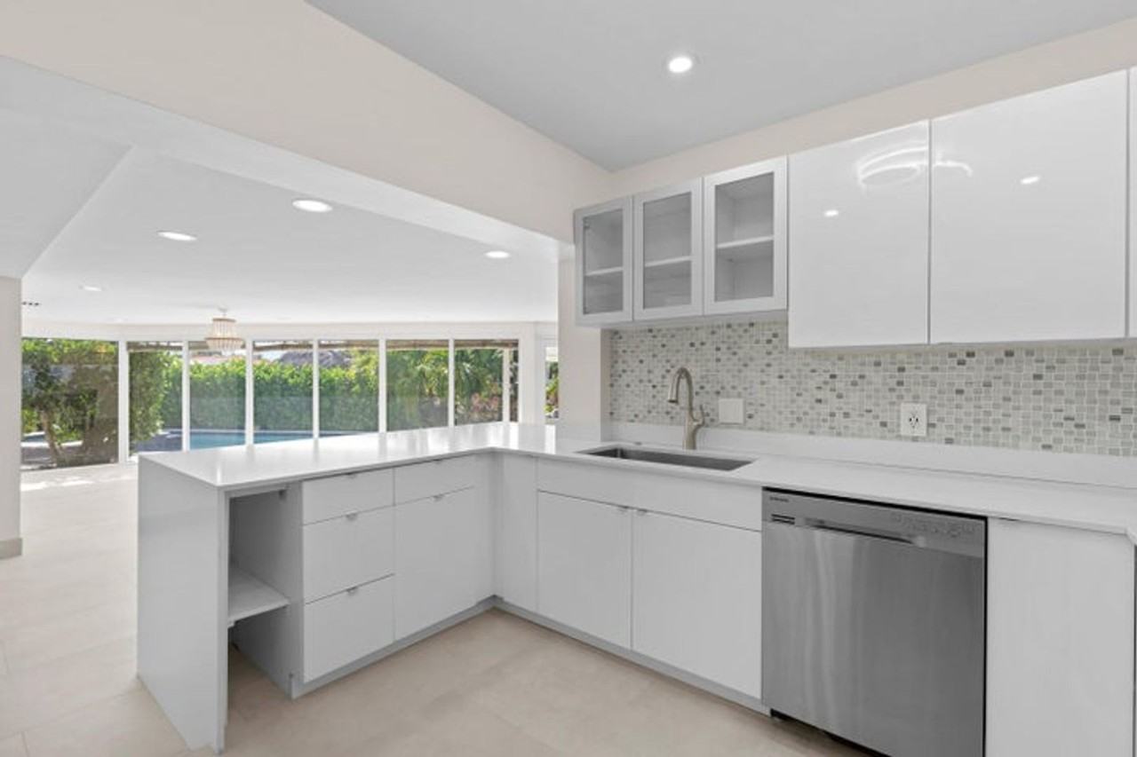 391 Southeast 7th Avenue - Photo 3 of 22