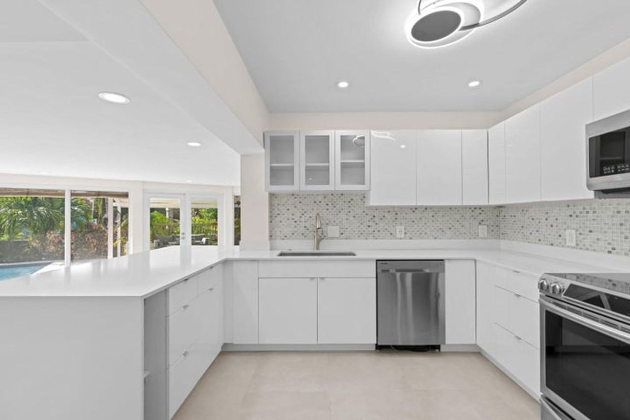 391 Southeast 7th Avenue - Photo 4 of 22