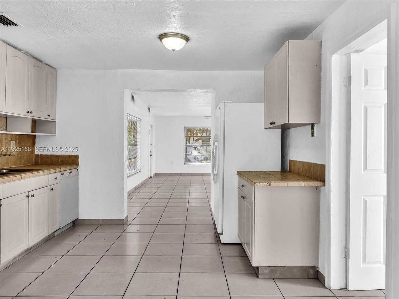 1624 S 23rd Ave - Photo 3 of 24