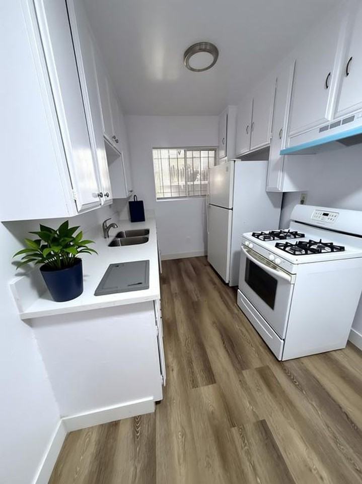 LB1856 - Photo 2 of 17