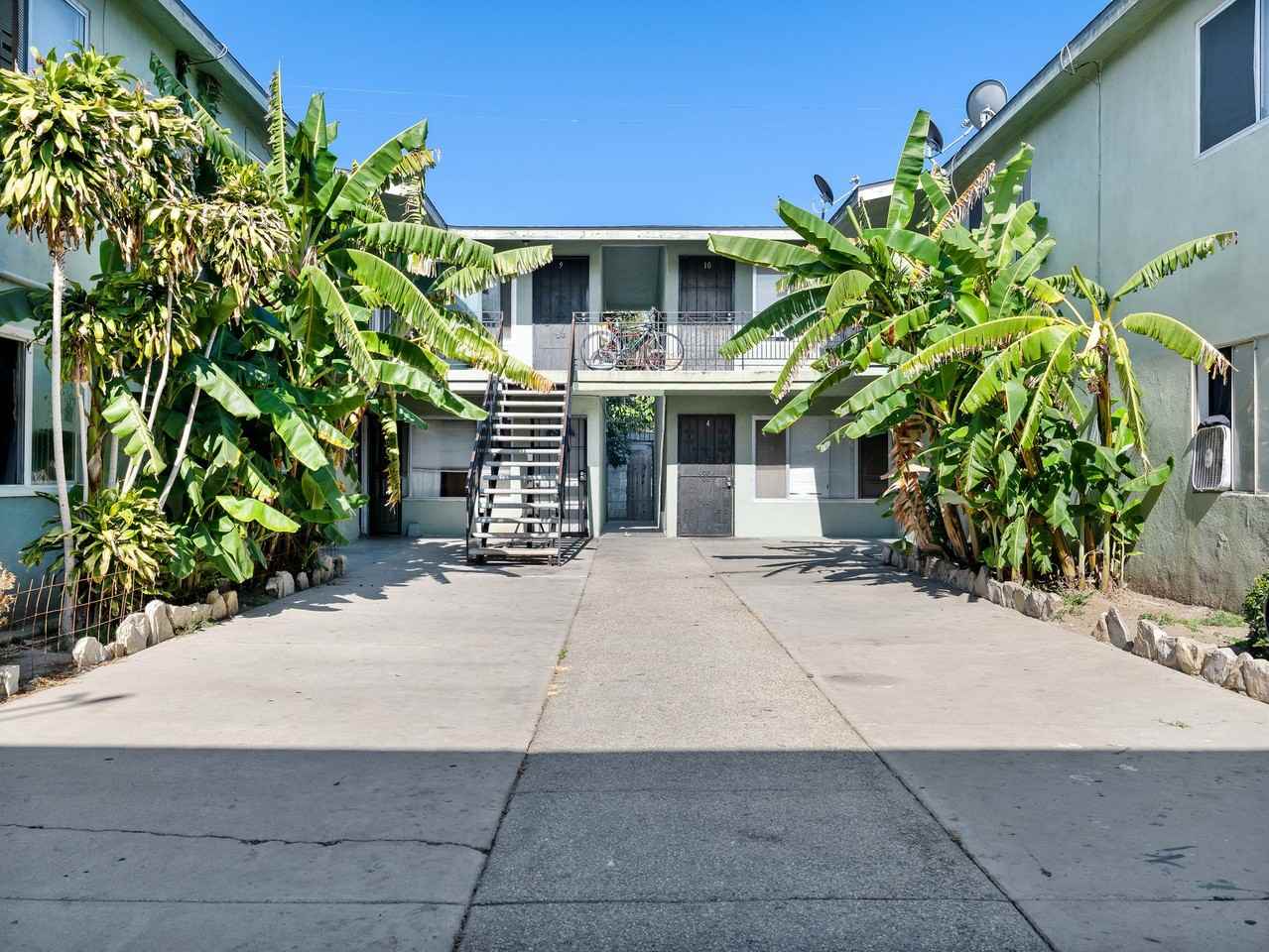 1050 Gaviota Avenue - Photo 4 of 6