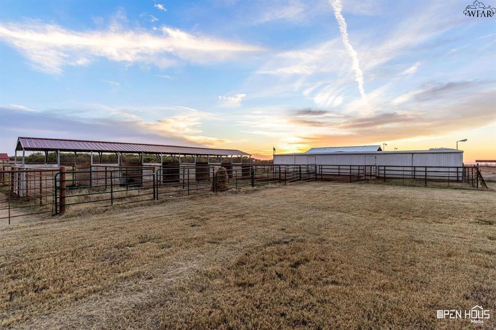 5639 Johnson Rd - Photo 3 of 32