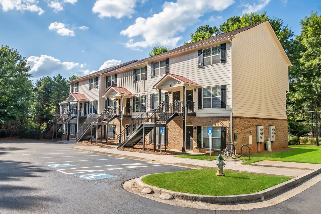 ENCLAVE - Photo 7 of 50