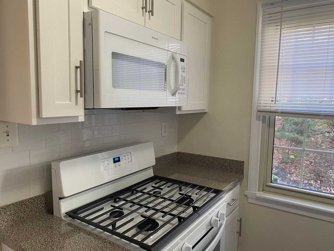 Jericho Manor Apartments - Photo 3 of 7