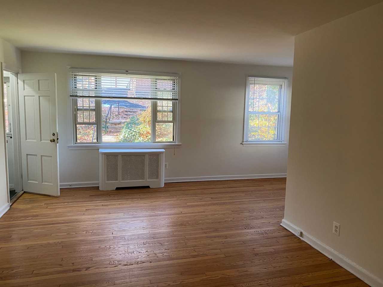 Jericho Manor Apartments - Photo 4 of 7