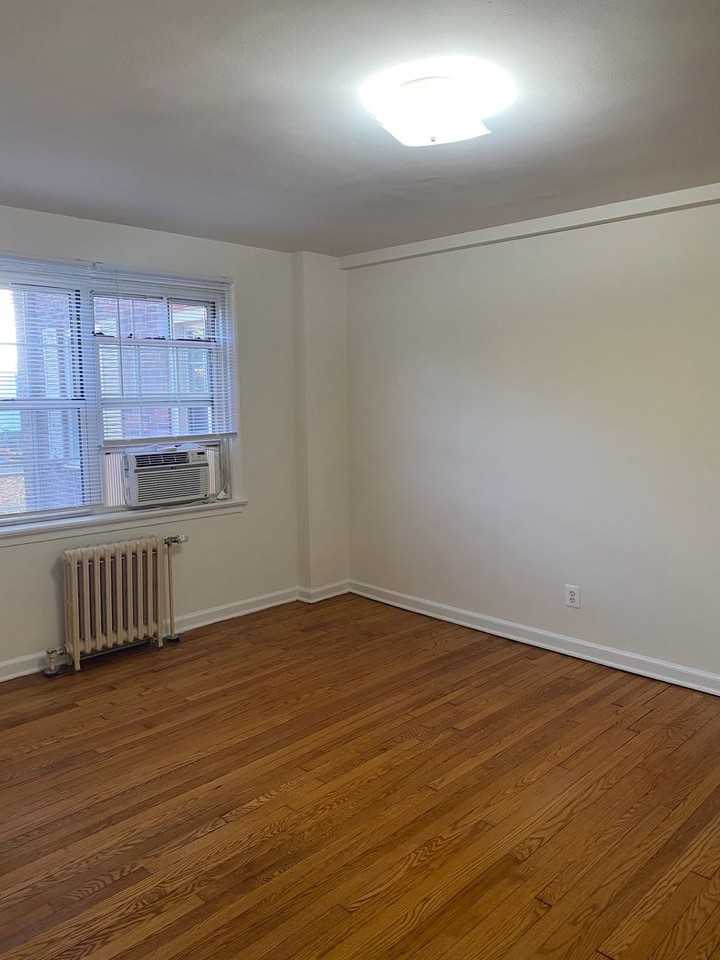 Jericho Manor Apartments - Photo 6 of 7