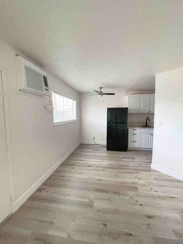 Hillcrest Apartments - Photo 4 of 17