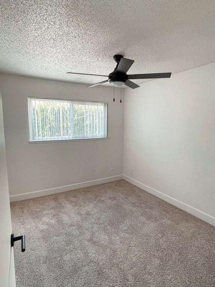 Hillcrest Apartments - Photo 7 of 17