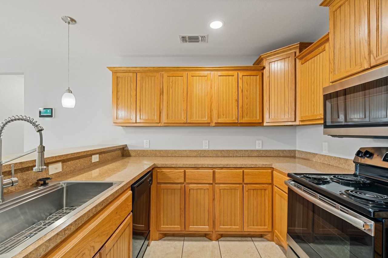 1013 Tesoro Run - Photo 7 of 31