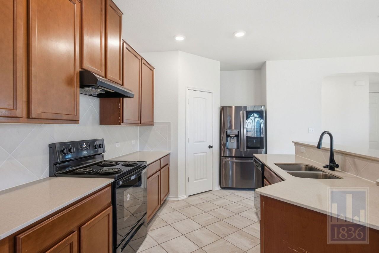 408 Lynwood Gold Way - Photo 4 of 48