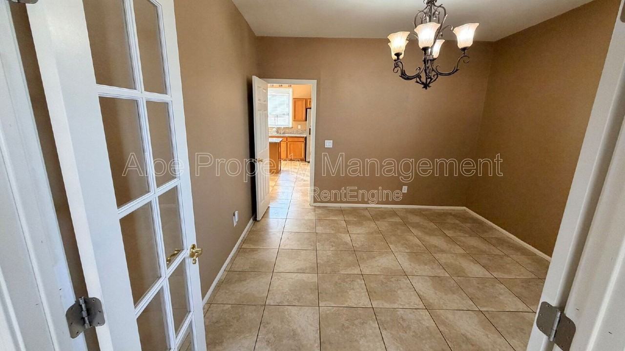 21549 N Backus Dr - Photo 3 of 28