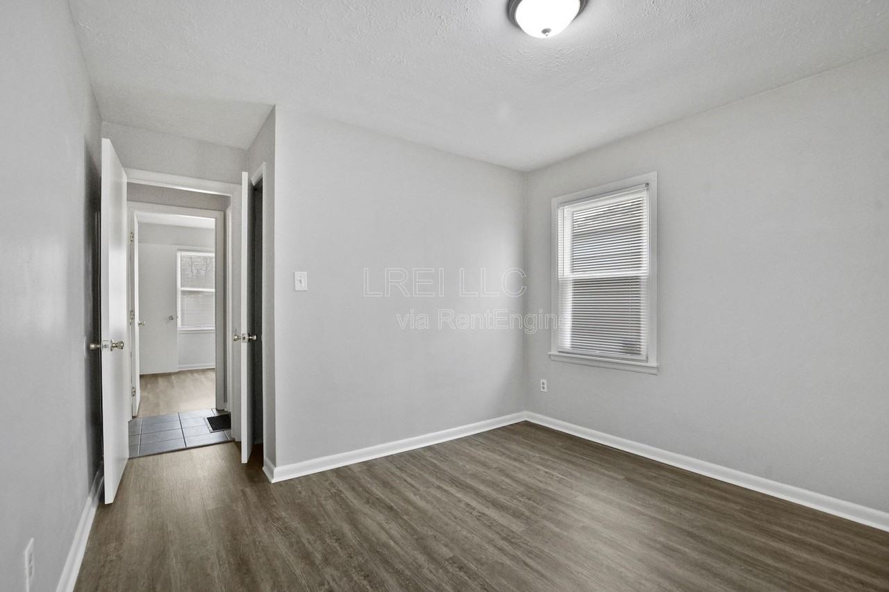 2404 Thomas Ave - Photo 6 of 12