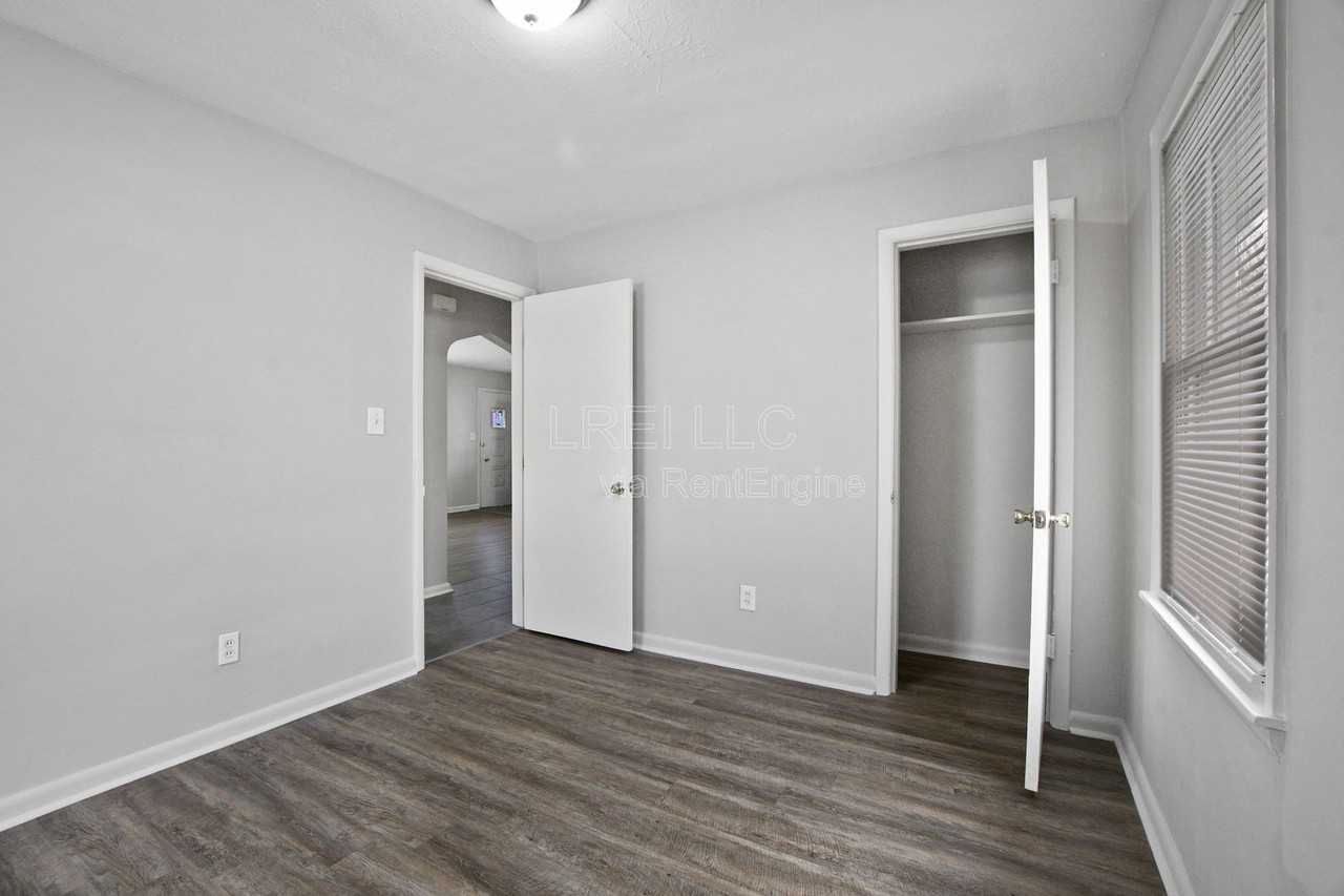 2404 Thomas Ave - Photo 7 of 12