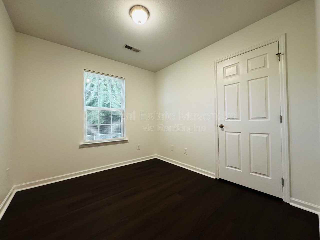 4621 Kirkland Ave - Photo 4 of 10