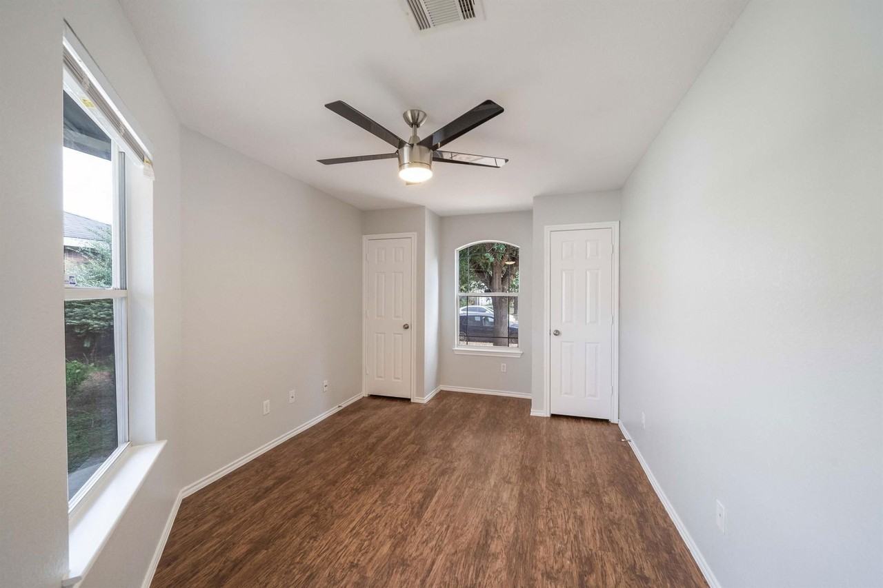 3002 Crownover St - Photo 4 of 50