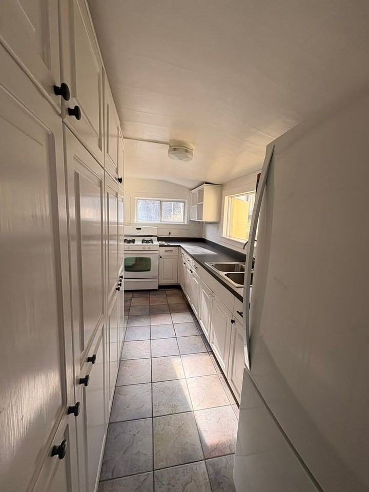 220 North Pine Street - Photo 6 of 8