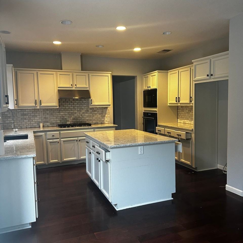 340 Lyman Cir - Photo 2 of 17