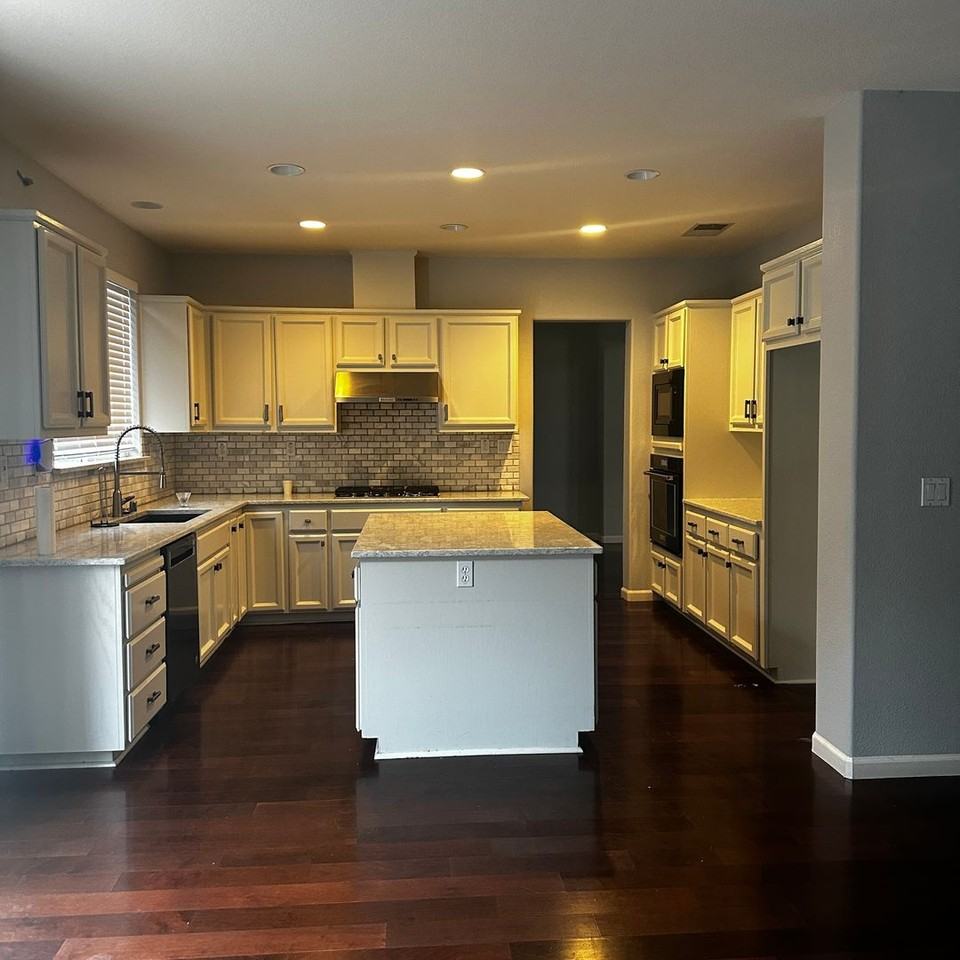 340 Lyman Cir - Photo 4 of 17