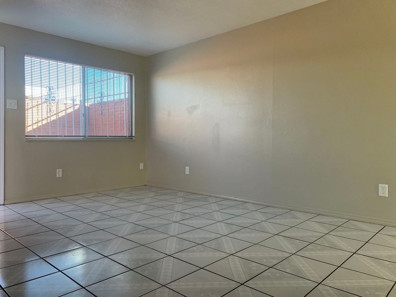 Spacious 2 Bedroom Apartment with Washer Included - Photo 5 of 22