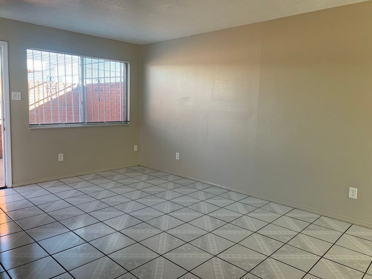 Spacious 2 Bedroom Apartment with Washer Included - Photo 6 of 22