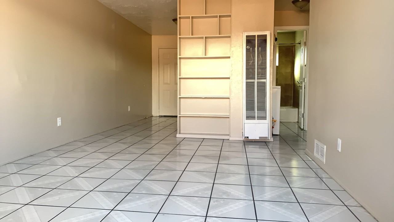 Spacious 2 Bedroom Apartment with Washer Included - Photo 7 of 22