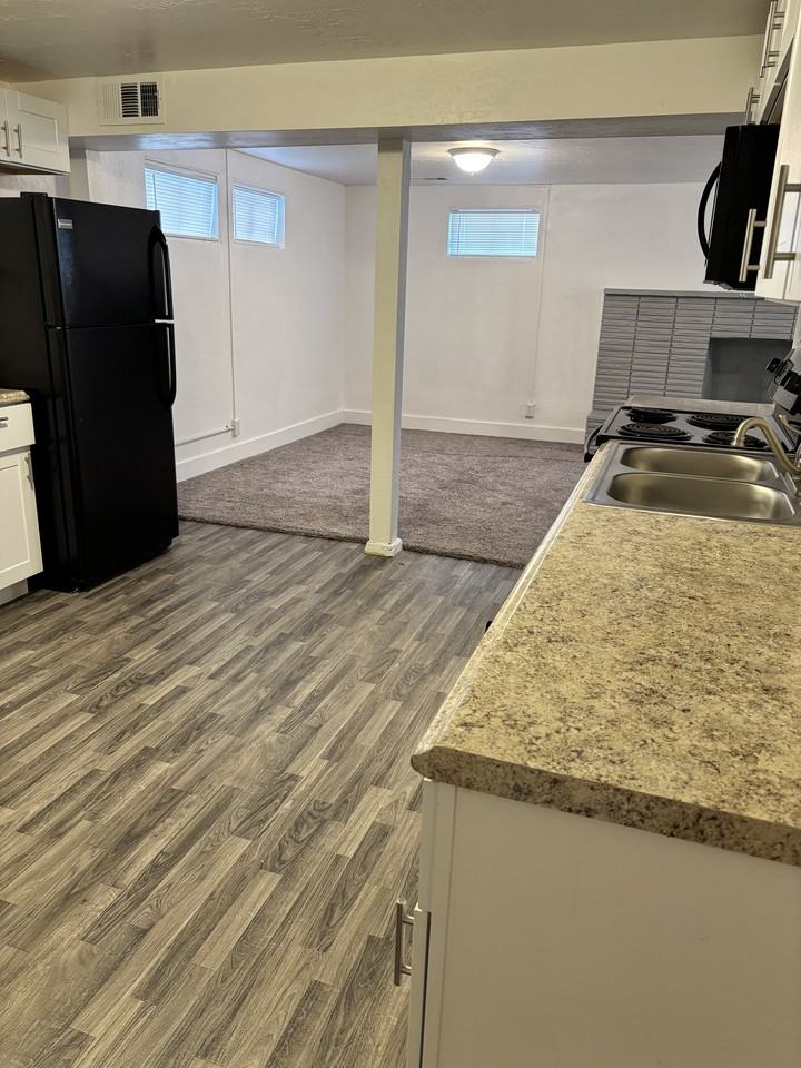 672 Southwest #B - Photo 4 of 19