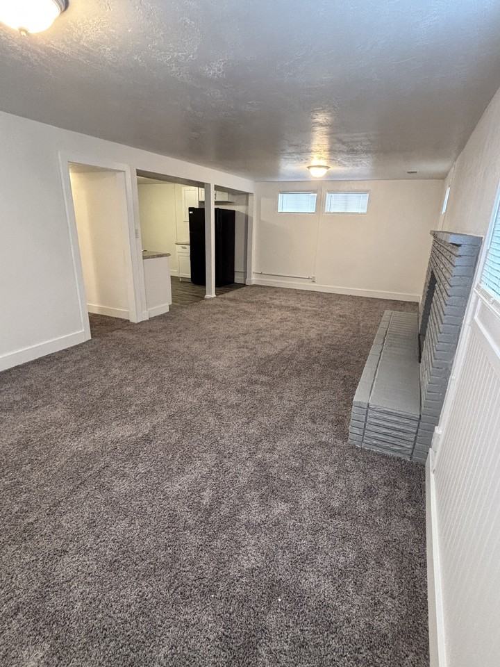 672 Southwest #B - Photo 5 of 19