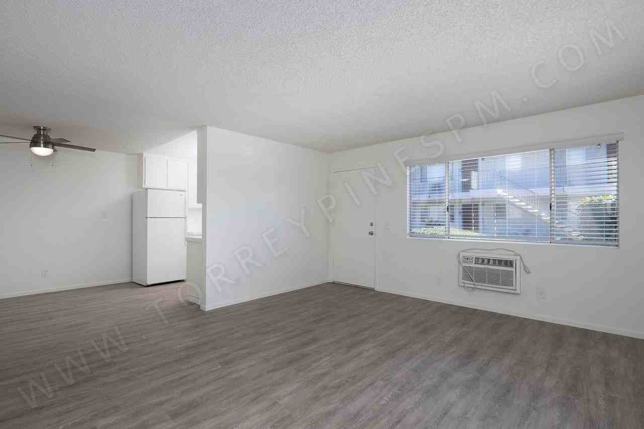 1386 Oakdale Ave - Photo 4 of 14