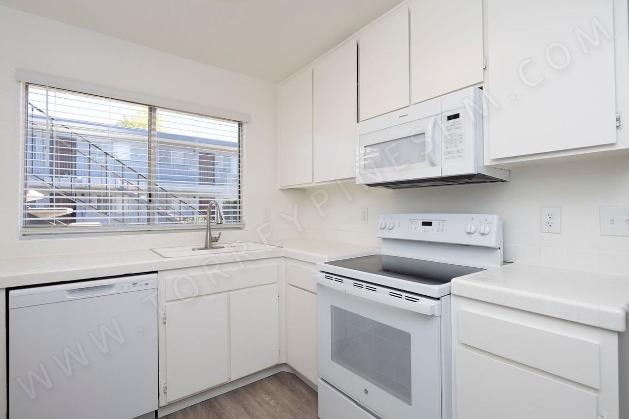 1386 Oakdale Ave - Photo 7 of 14