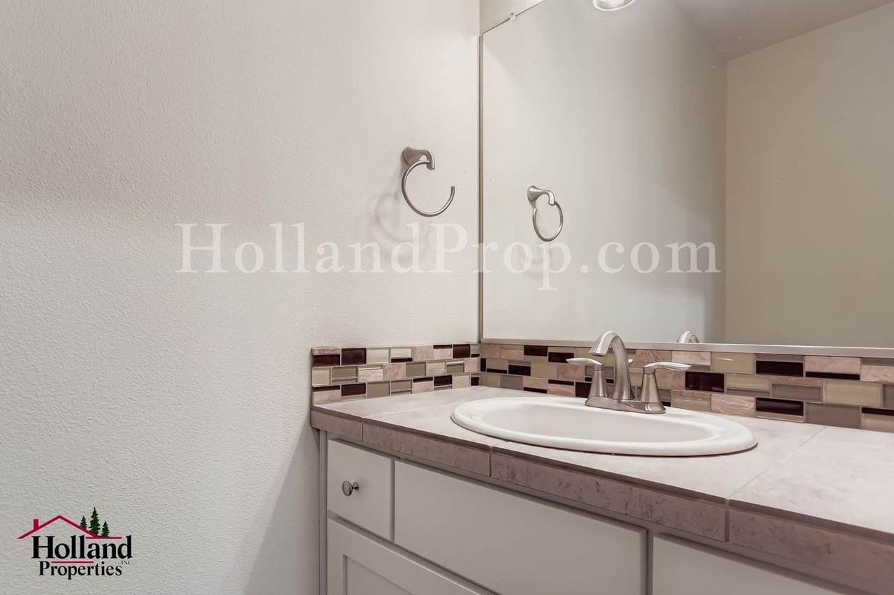 474 Ne Tork Pl - Photo 5 of 18