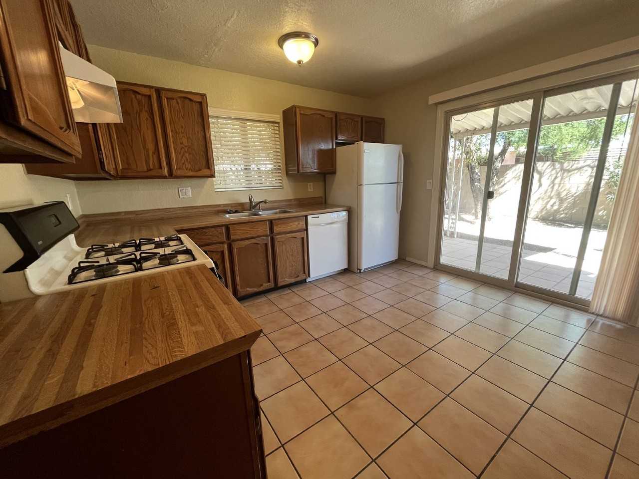 1785 W Elm St - Photo 4 of 17