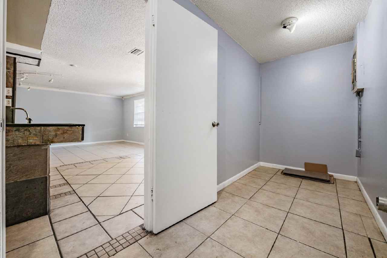 16001 Saddlestring Drive - Photo 5 of 43