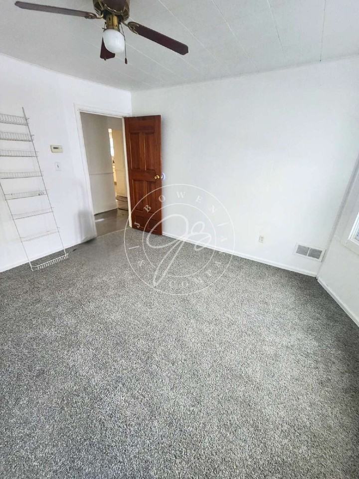 734 Phillips Ave #B - Photo 3 of 12