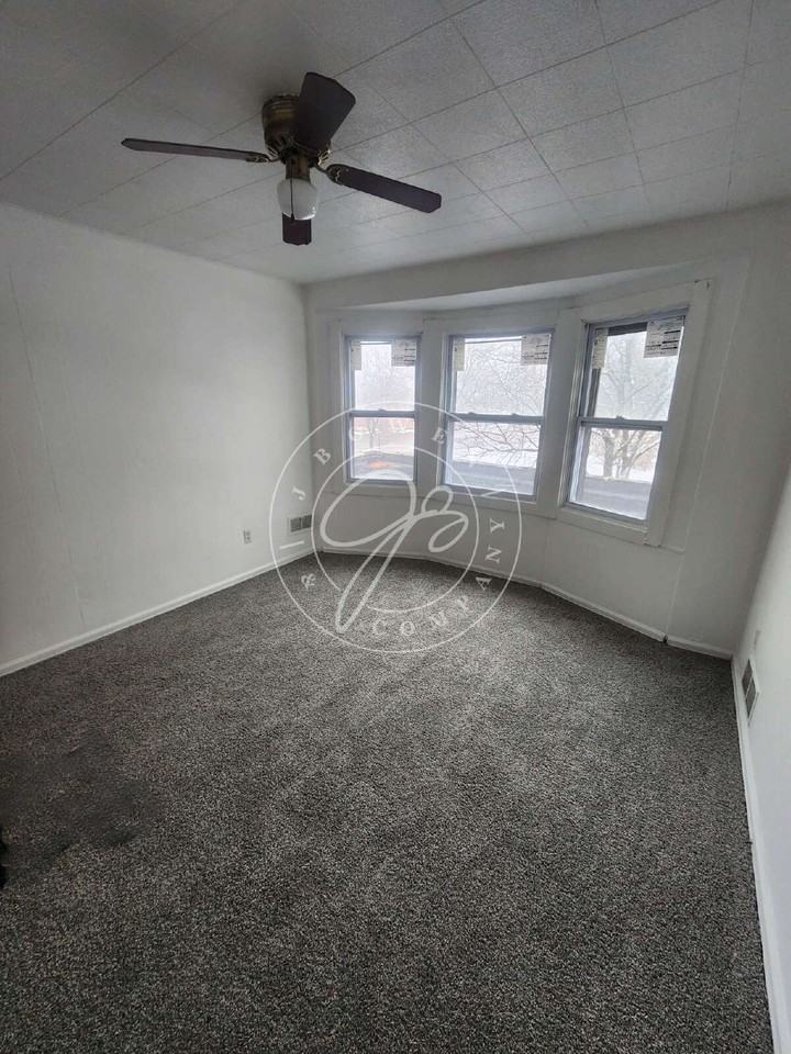 734 Phillips Ave #B - Photo 4 of 12