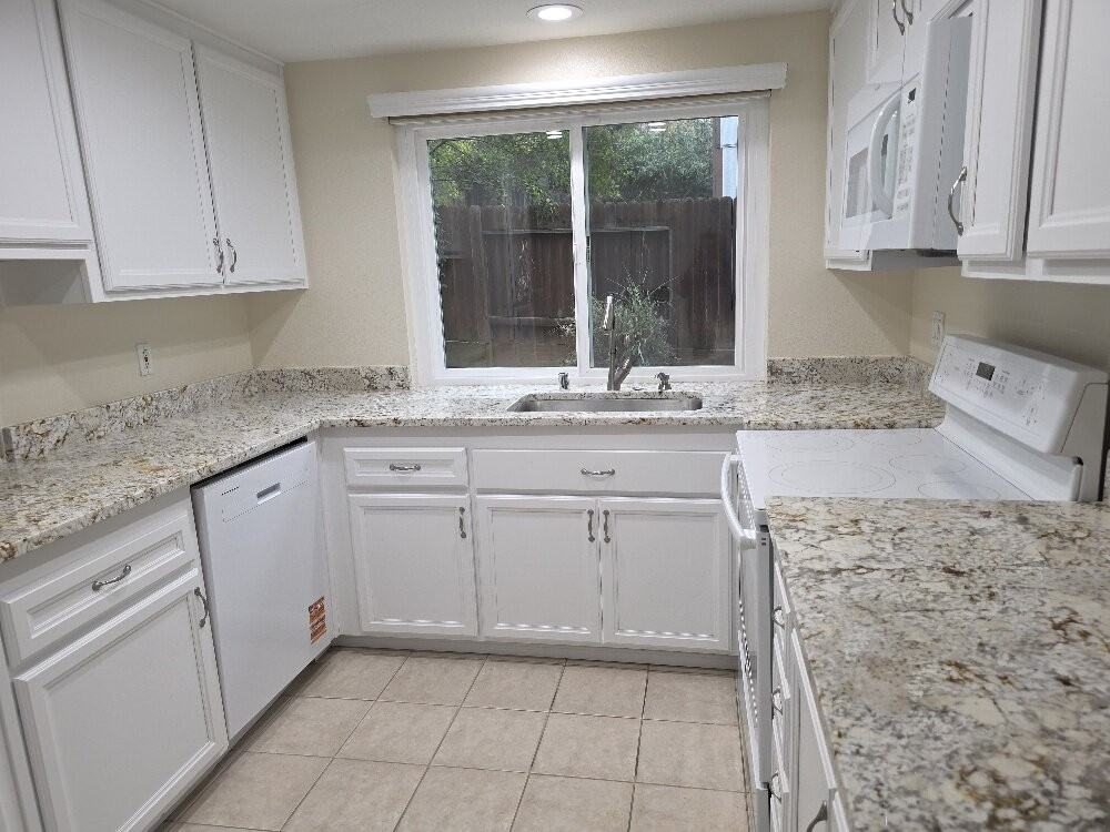 2932 Stanford Ln - Photo 6 of 39