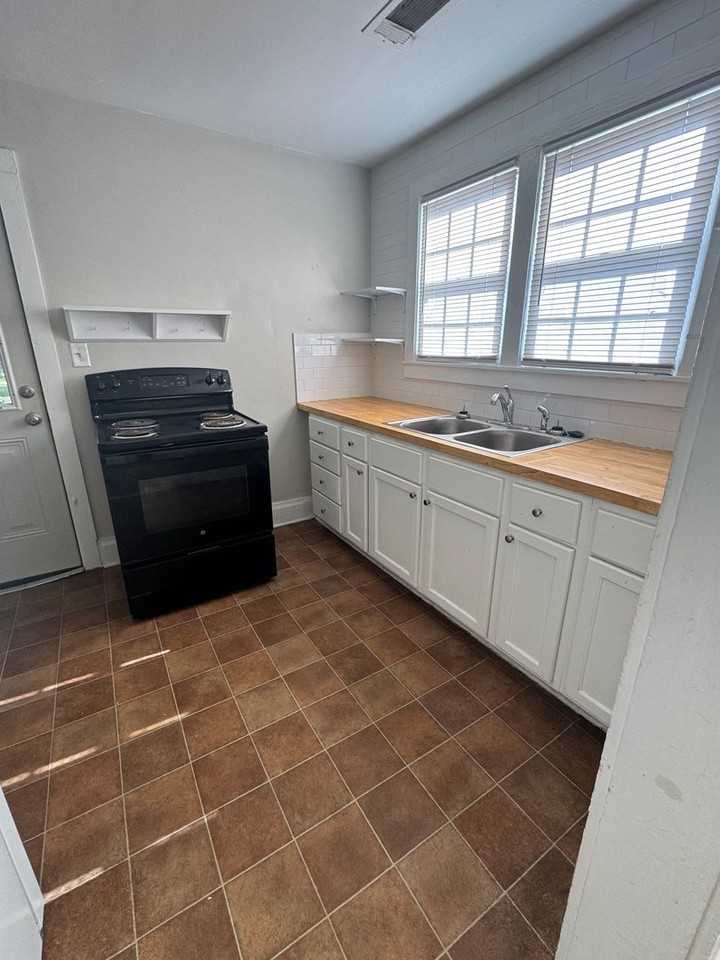 1526 Heath Street - Photo 6 of 9