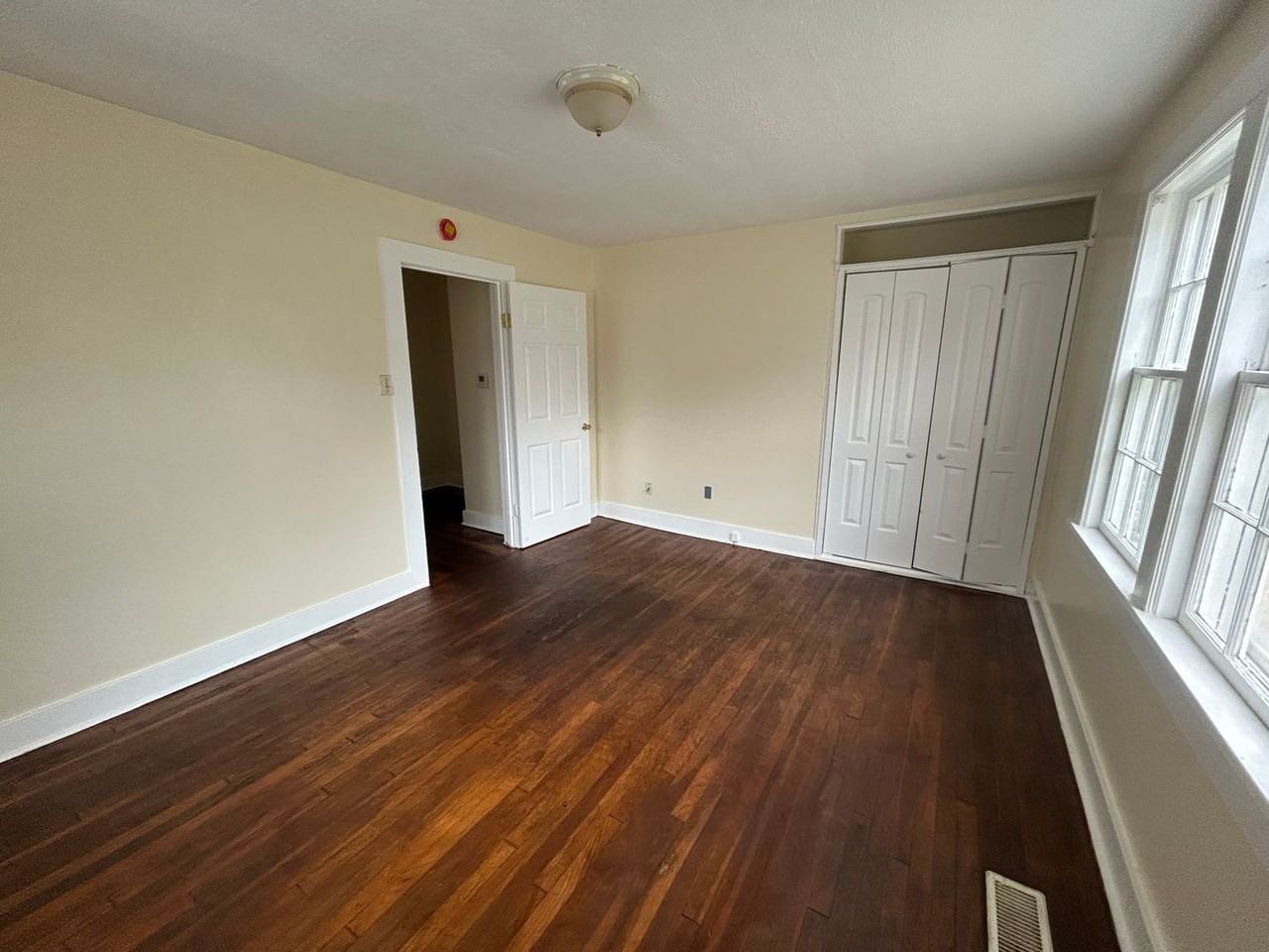 1423 Division Street - Photo 3 of 17