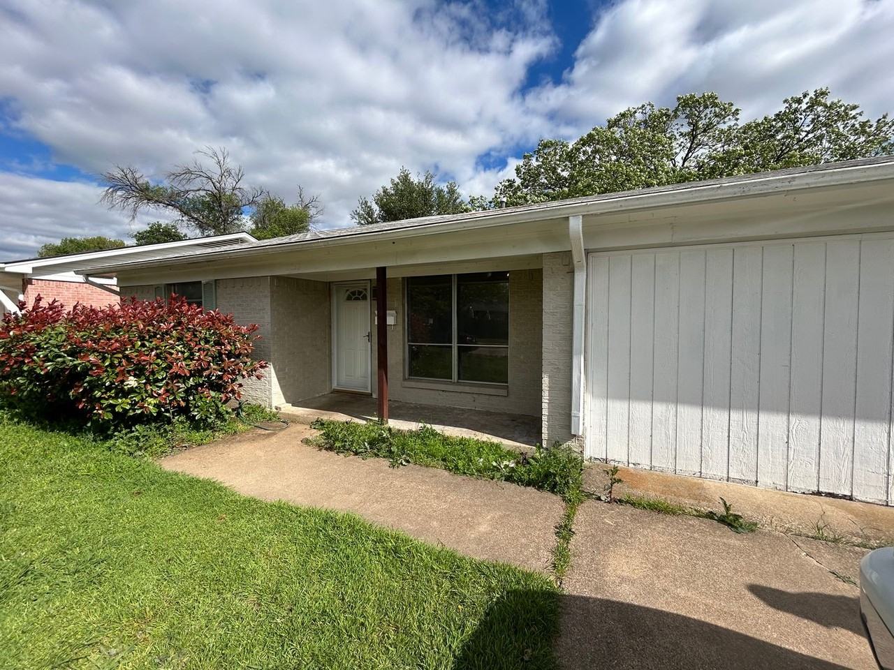 2750 Ridgewood St - Photo 2 of 17