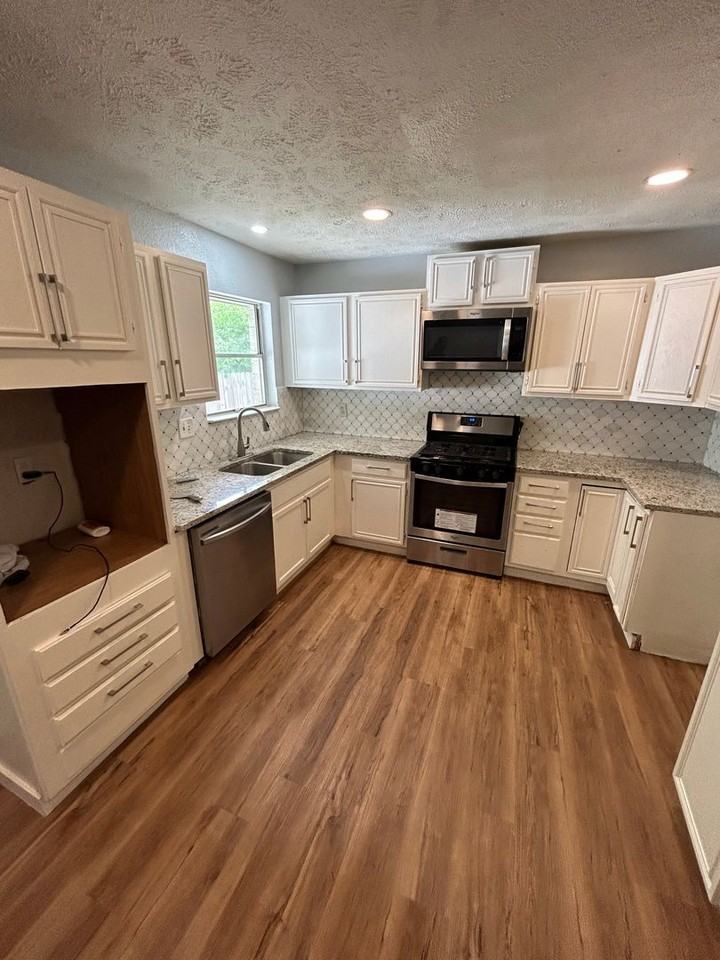 2750 Ridgewood St - Photo 5 of 17
