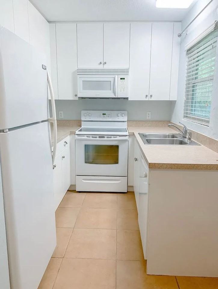 2064 Arlington St - Photo 7 of 22