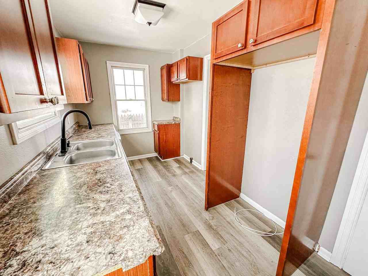 4911 Douglas Rd - Photo 3 of 22