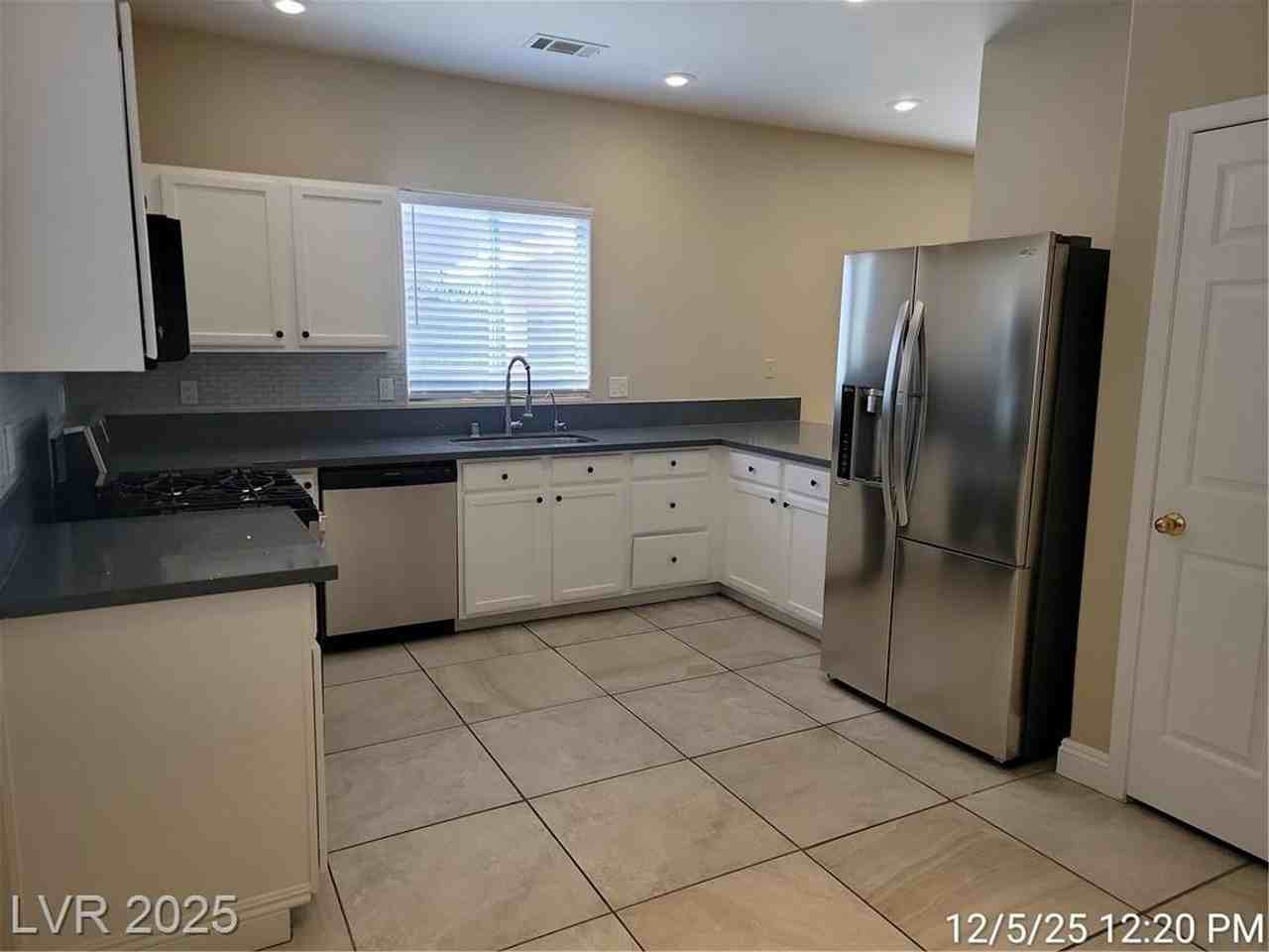 5921 Royal Castle Ln - Photo 3 of 40